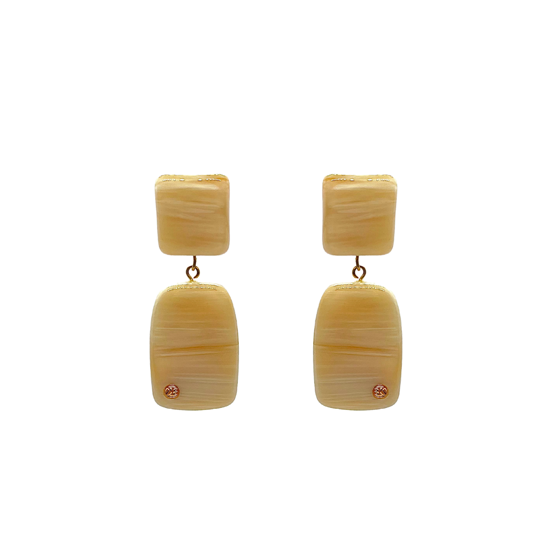 Boucles d’oreilles pendantes en acétate avec cabochon carré et rectangle suspendu style galet couleur ivoire, bijou graphique et tendance.