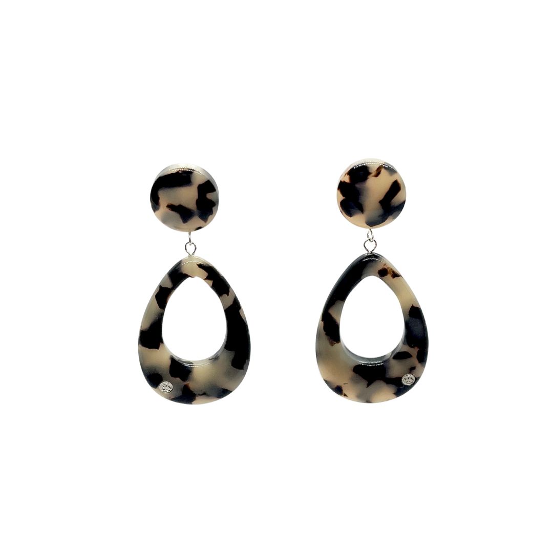 Boucles pendantes en acétate avec cabochon rond et goutte couleur écaille noir, pour un look chic et naturel.