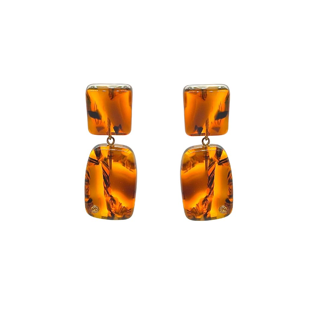 Boucles d’oreilles pendantes en acétate avec cabochon carré et rectangle suspendu style galet couleur caramel, bijou graphique et tendance.